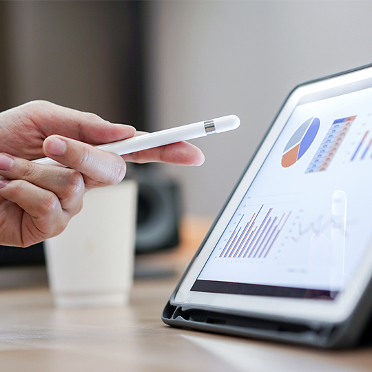 mano con lapiz y tableta