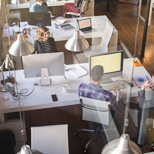 trabajadores en la oficina