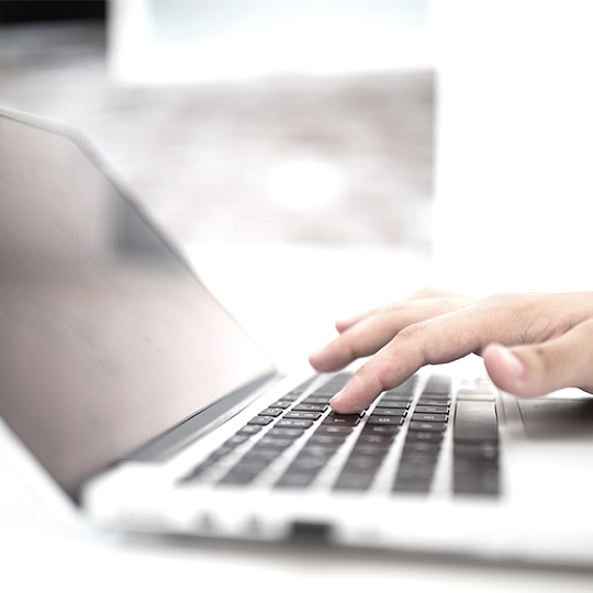 mano con computadora